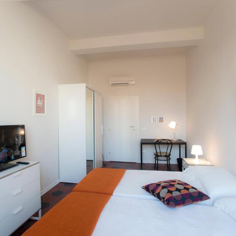Florence Oasis - Double or Twin Room with Private External Bathroom - 7