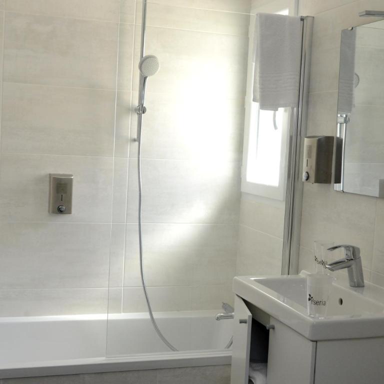 Logis Hotel Yseria - Historical Center - Chambre Triple avec Terrasse - 3