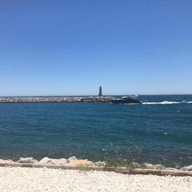 Beautiful beachside duplex apartment with amazing sea views - Apartamento - 35
