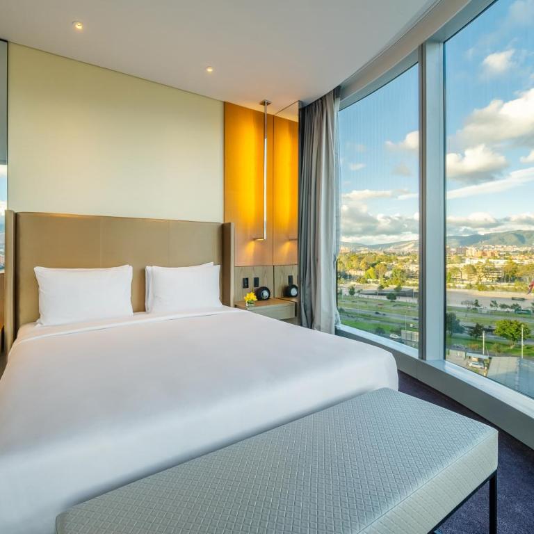 Grand Hyatt Bogota - Suite Esquinera con cama extragrande y vistas a los Andes - 5