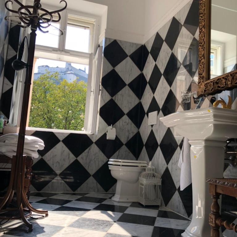 Sarah's Altstadt Oase Salzburg - Deluxe Zimmer mit Flussblick - 3