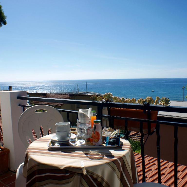 Albergo La Pineta - Camera Matrimoniale con Letto Supplementare e Vista Mare - 7