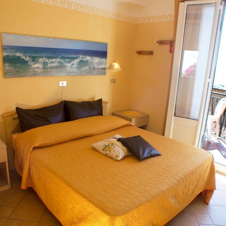 Albergo La Pineta - Camera Matrimoniale con Letto Supplementare e Vista Mare - 10