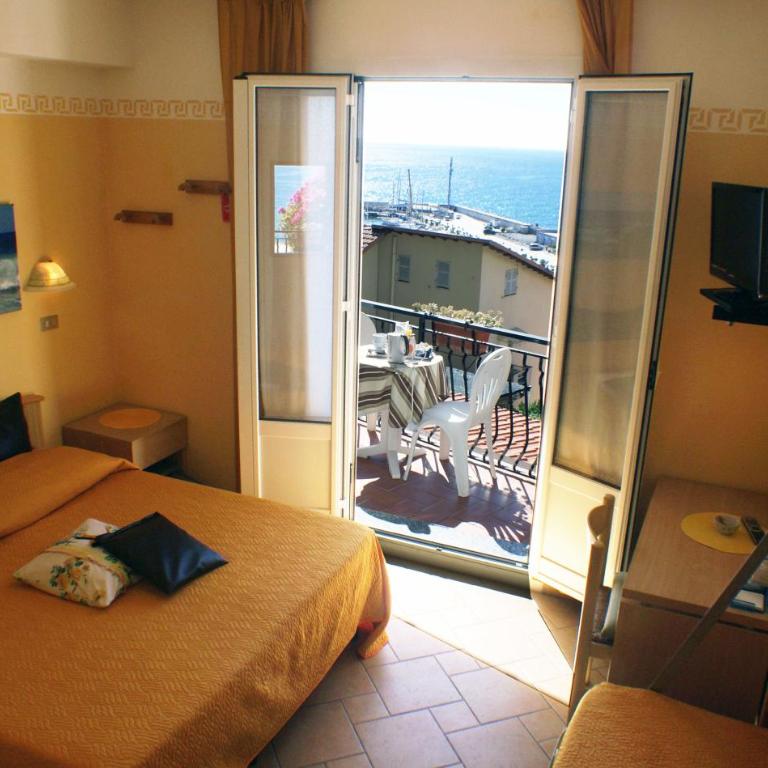 Albergo La Pineta - Camera Matrimoniale con Letto Supplementare e Vista Mare - 5