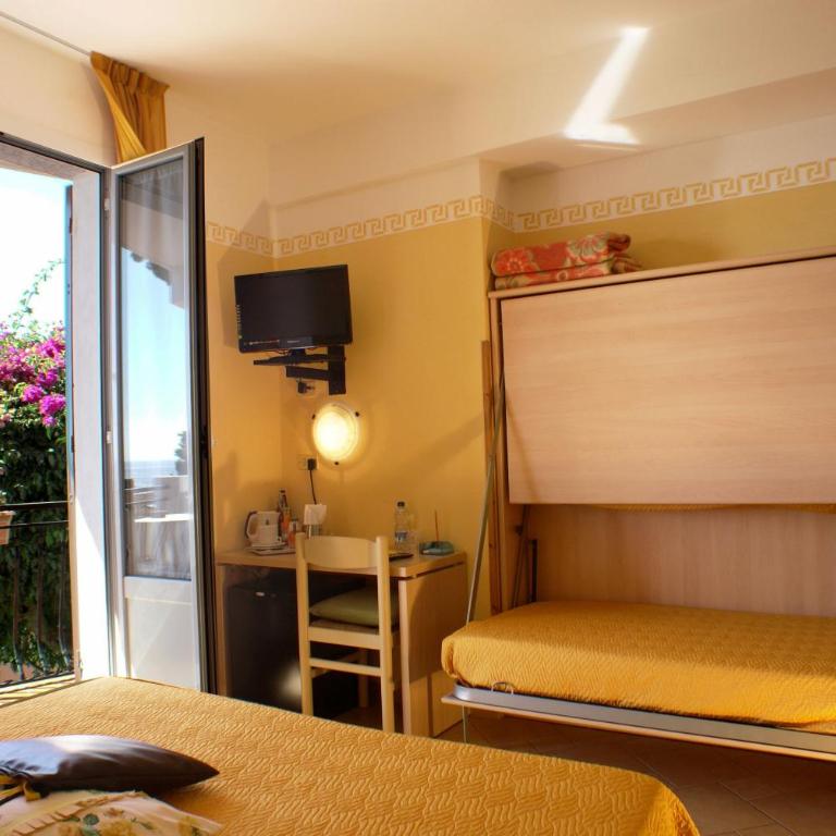 Albergo La Pineta - Camera Matrimoniale con Letto Supplementare e Vista Mare - 12