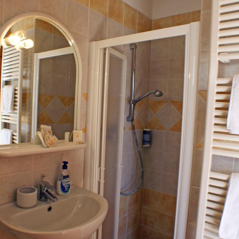 Albergo La Pineta - Camera Matrimoniale/Doppia con Letti Singoli con Vista Mare - 12