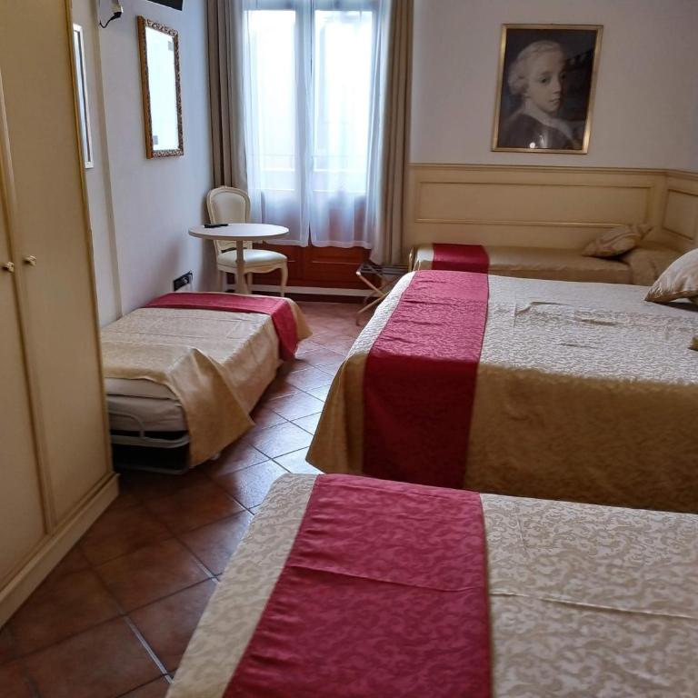 Alloggi SS Giovanni e Paolo - Camera Familiare con Bagno Privato - 3