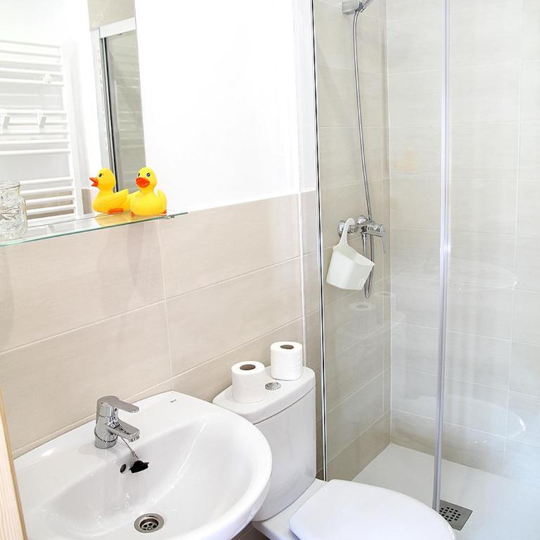 Hostal Fonda Prat - Camera Quadrupla con Bagno Privato - 5