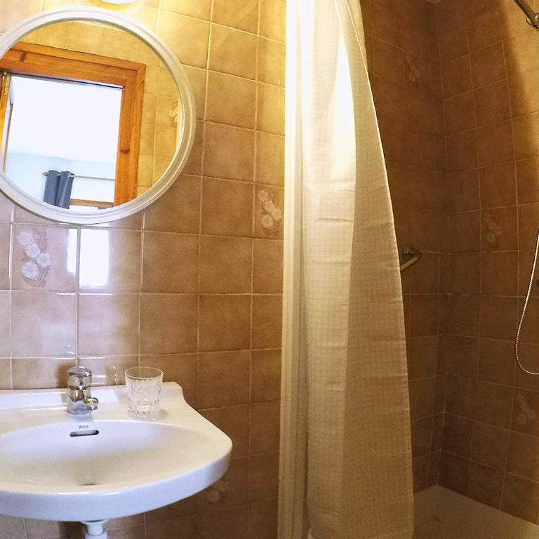 Hostal Fonda Prat - Camera Matrimoniale con Servizi Igienici in Comune - 1