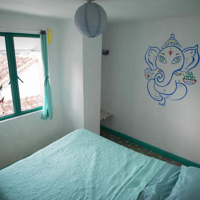 Hostal La Isla - Standard Double Room with Shared Bathroom - 3