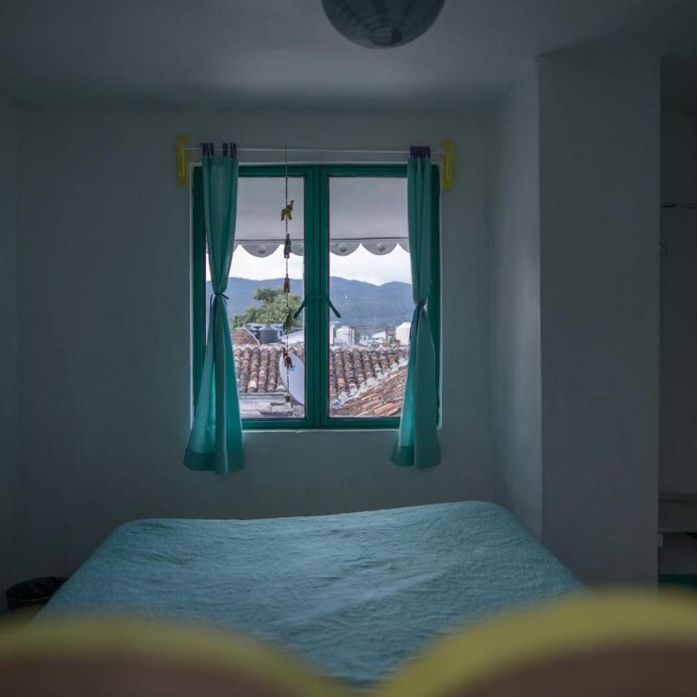 Hostal La Isla - Standard Double Room with Shared Bathroom - 5