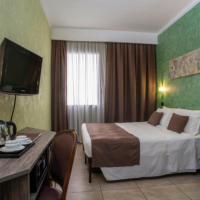 Hotel Plaza - Superior Double or Twin Room - 7