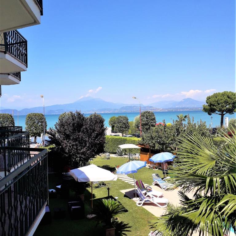 Hotel Fornaci - Camera Quadrupla con Balcone e Vista Lago - 5