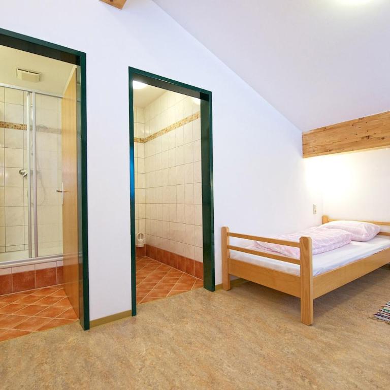 Ski In-Ski Out - Gästehäuser Saalbach-Hinterglemm - Wallegghof Christianhof - Zweibettzimmer mit eigenem Bad - 5