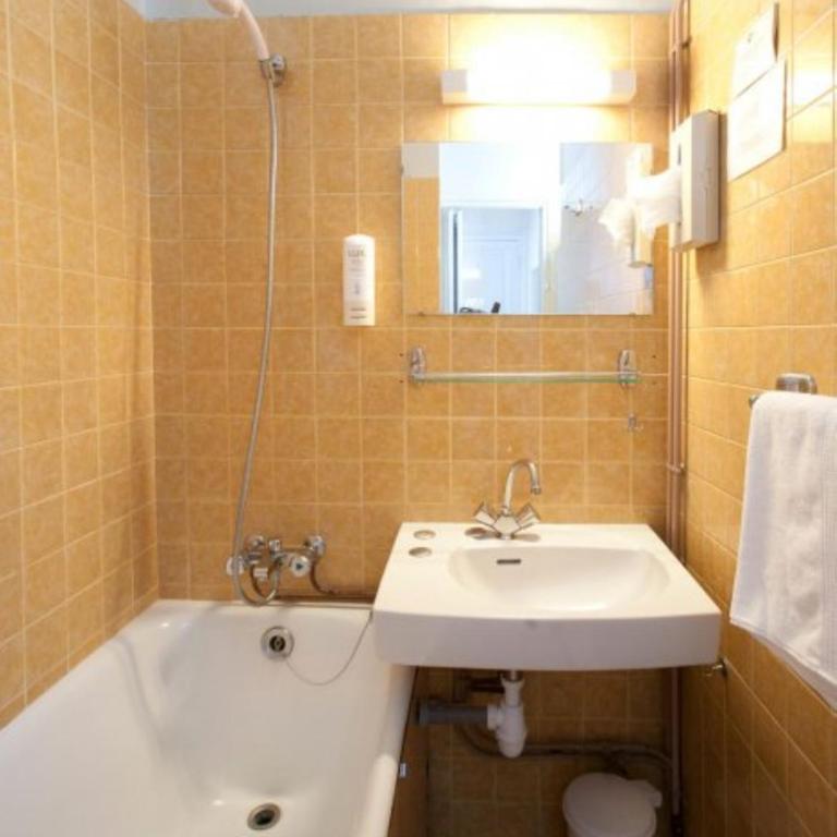 The Old Hotel Ravel Centre - Chambre Triple avec Accès Gratuit au Jacuzzi - 5