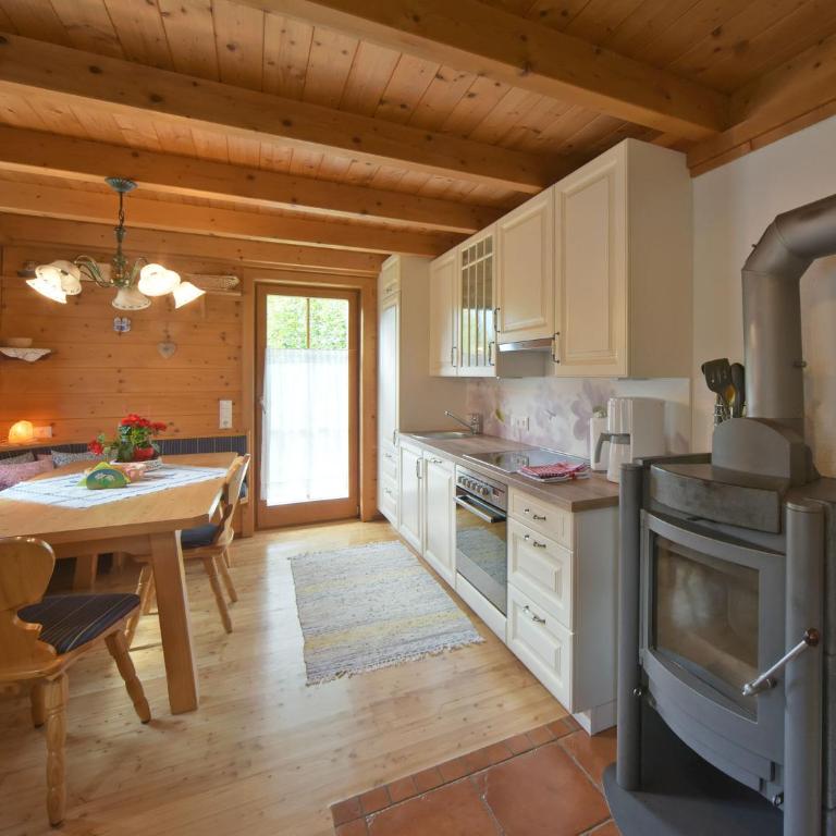 Haus Hasslacher - Three-Bedroom House - 9