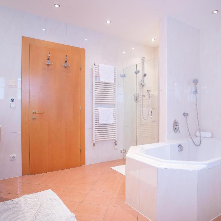 Hotel Christina - Ihr kleinstes 4* Hotel am Achensee - Apartment mit Seeblick - 10