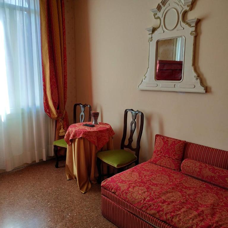 Alloggi Acquavita - checkin at "Alloggi SS Giovanni e Paolo" - Junior Suite con Bagno Privato e Vista Canale - 4