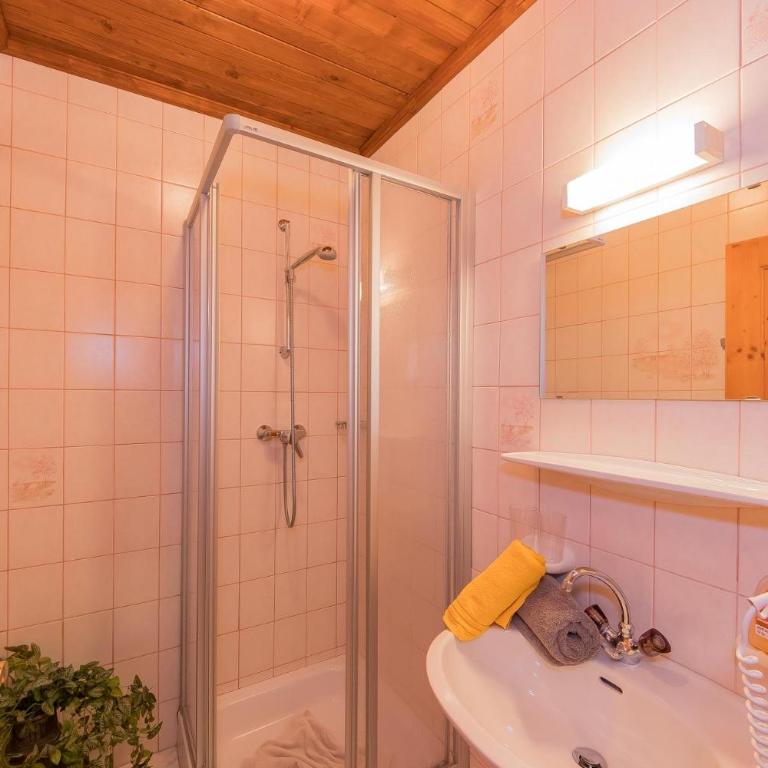 Hinteraigengut - Doppelzimmer mit Dusche - 10