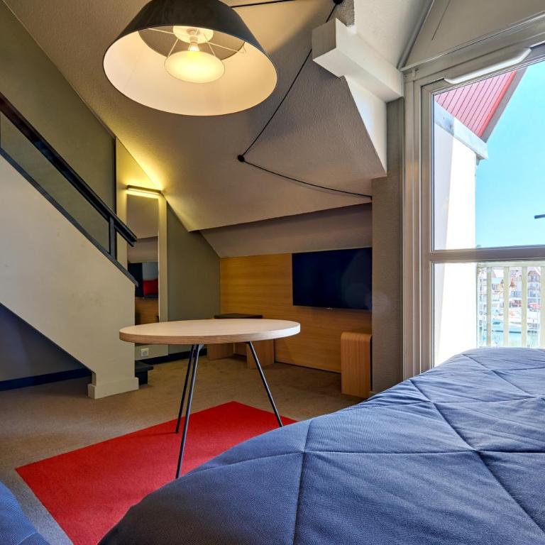 ibis Deauville Centre - Chambre en Duplex avec 1 Lit Double et 2 Lits Simples et avec Balcon - 10