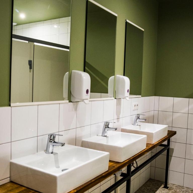 Georges Hostel & Café - Chambre Quadruple Économique avec Salle de Bains Commune - 2