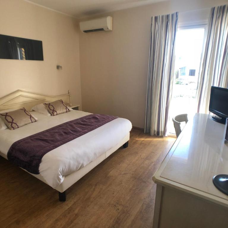 Hôtel Méditerranée - Chambre Double - Vue Latérale sur Mer - Premier Étage - 1