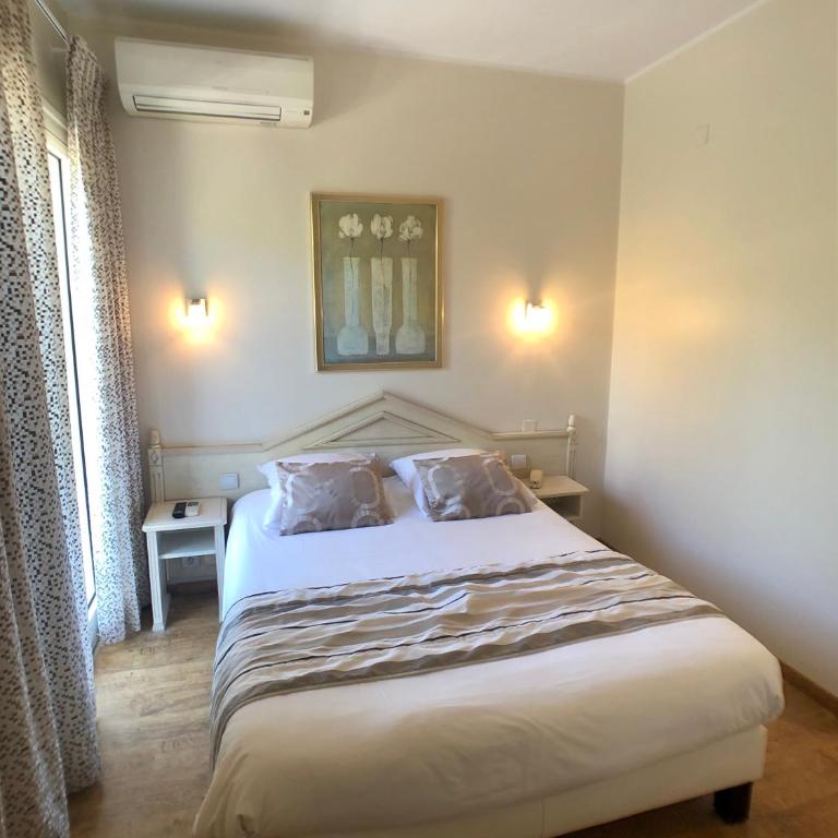 Hôtel Méditerranée - Chambre Double - Vue sur Mer et Colline - 1
