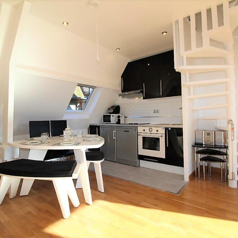 CADRE EXCEPTIONNEL: Duplex Classé 4**** Tennis, Piscine, Parking, Linge inclus, WIFI, Matériel BÉBÉ, proximité CENTRE - Appartement en Duplex - 13