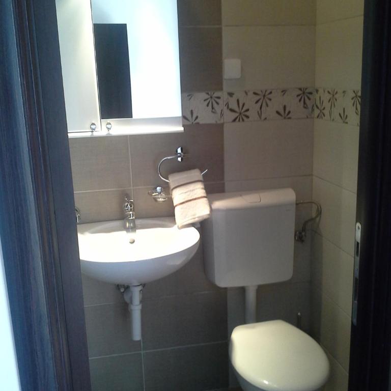 Apartments Obala - Katić - Double Room with Balcony - 2
