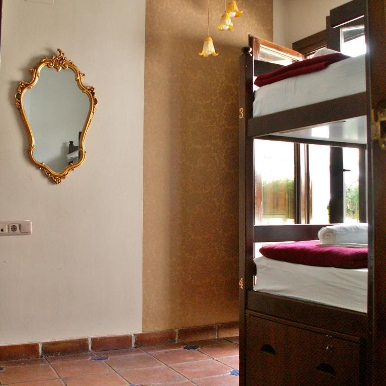 Oasis Backpackers' Hostel Granada - Bed in 6-Bed Mixed Dormitory Room - 12