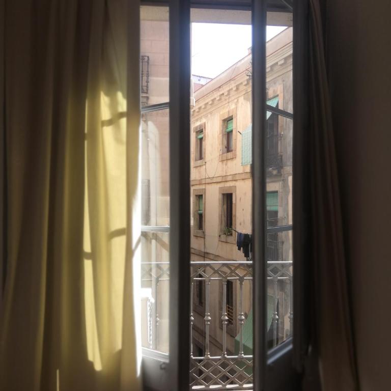 Hostal Dragonflybcn - Quadruple Room with Bathroom - 1