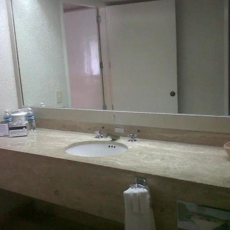 Beachfront Getaway Condo - Apartment with Garden View - 5