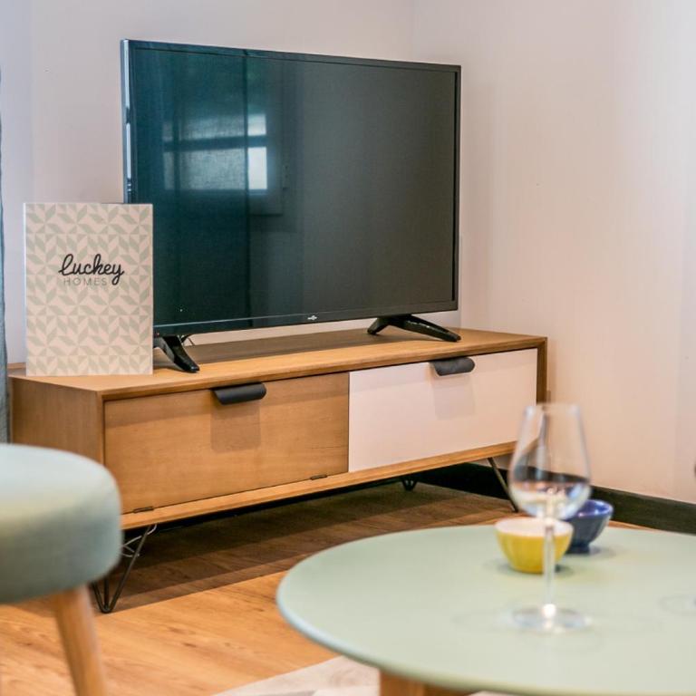 DOUCES NUITS CAENNAISES - Parking Privé inclus, centre ville - Appartement - 8