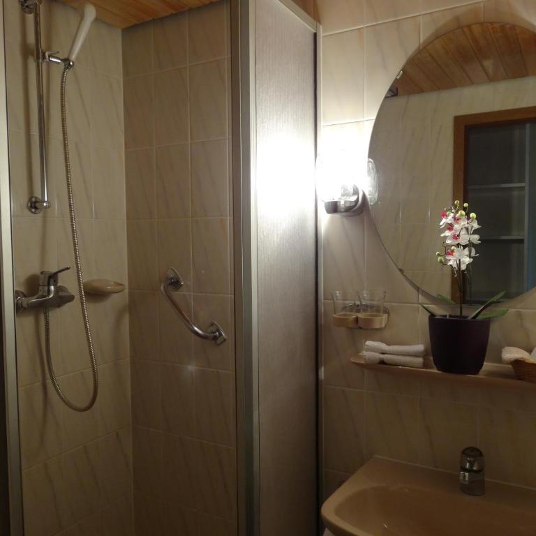 Guest Rooms with a great view at Residence Brunner - Doppelzimmer mit Dusche und Balkon - 1