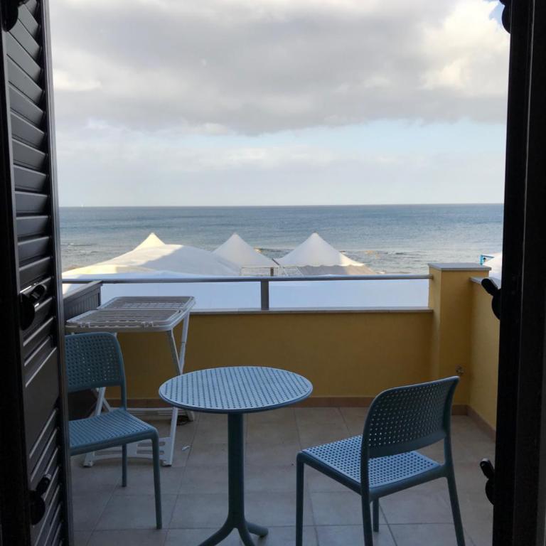 La Conchiglietta - Double Room with Balcony and Sea View - 8