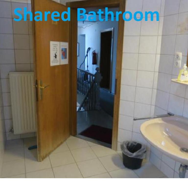 SnowBunnys BackPackers Hostel - Camera Matrimoniale con Bagno in Comune - 2
