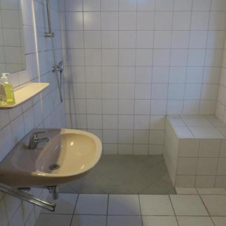 SnowBunnys BackPackers Hostel - Camera Matrimoniale con Bagno in Comune - 3