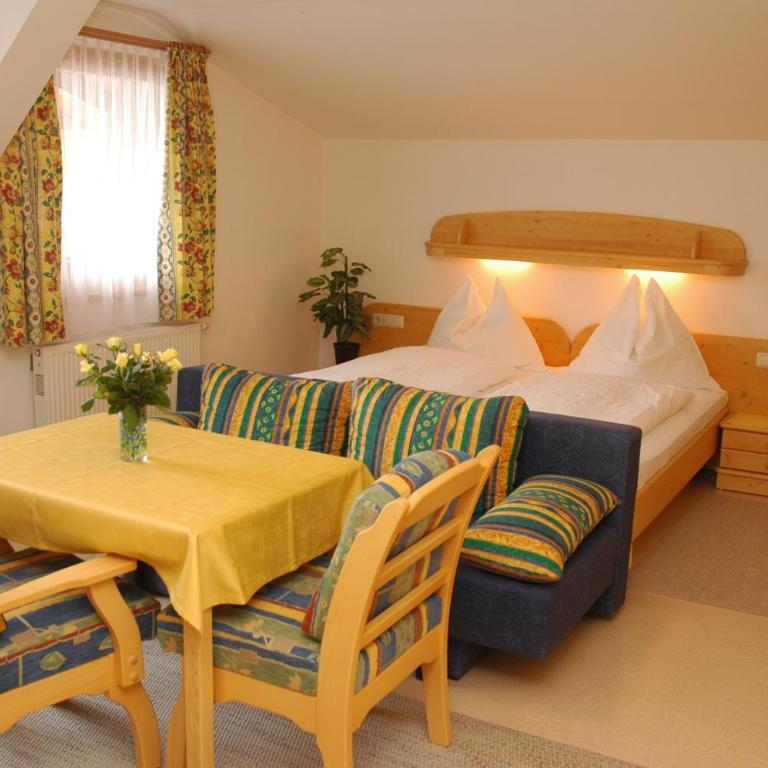 Pension Wolfsegg - Doppelzimmer mit Balkon - 2