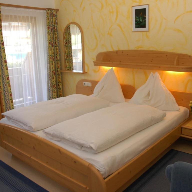 Pension Wolfsegg - Doppelzimmer mit Balkon - 4