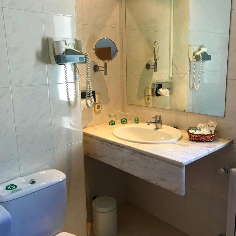 Hotel Roc Del Castell - Habitación Cuádruple con bañera - 6