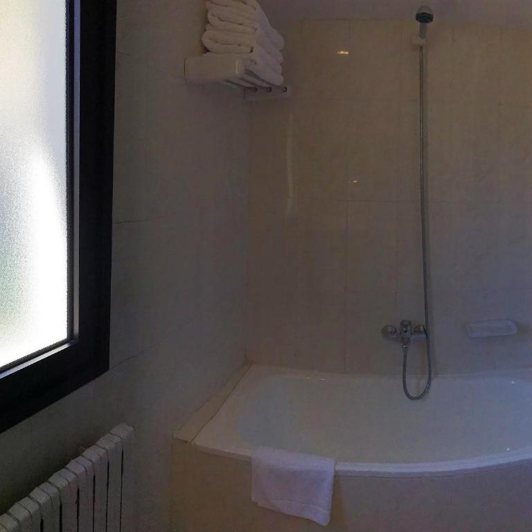 Hotel Roc Del Castell - Habitación Cuádruple con bañera - 2