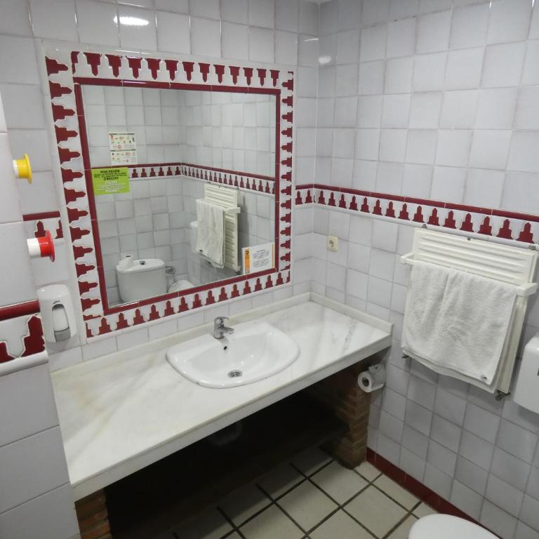 Oasis Backpackers' Hostel Granada - Bed in 6-Bed Mixed Dormitory Room - 2