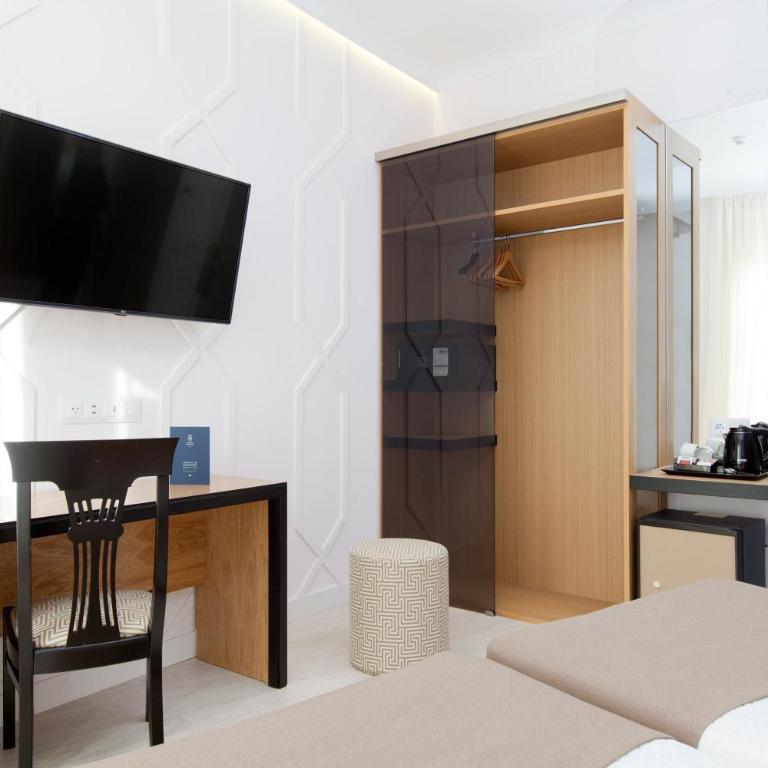 Hotel Europa - Two Connecting Double Rooms with Puerta del Sol View - 3