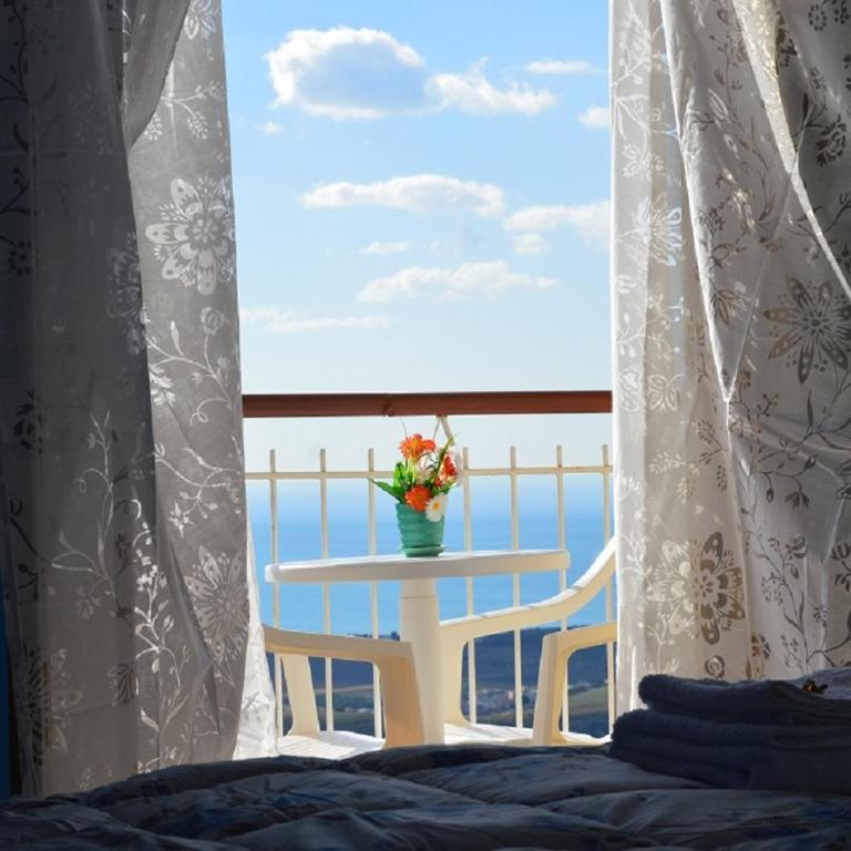 B&B MiraValle Agrigento - Camera Matrimoniale con Balcone e Vista Mare - 1