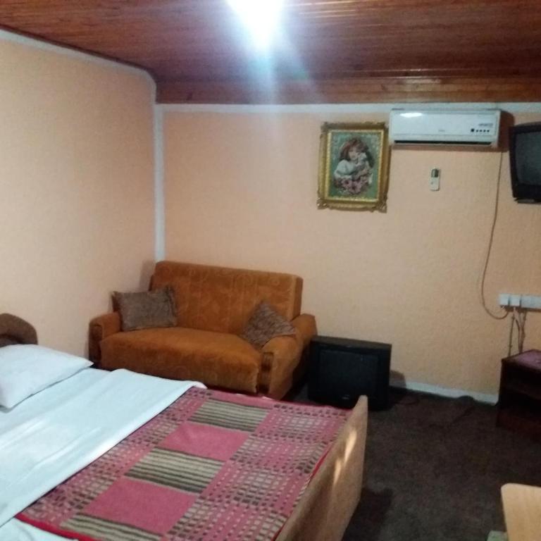 LAZAREV KONAK - Dvokrevetna Soba s Pomoćnim Ležajem - 1