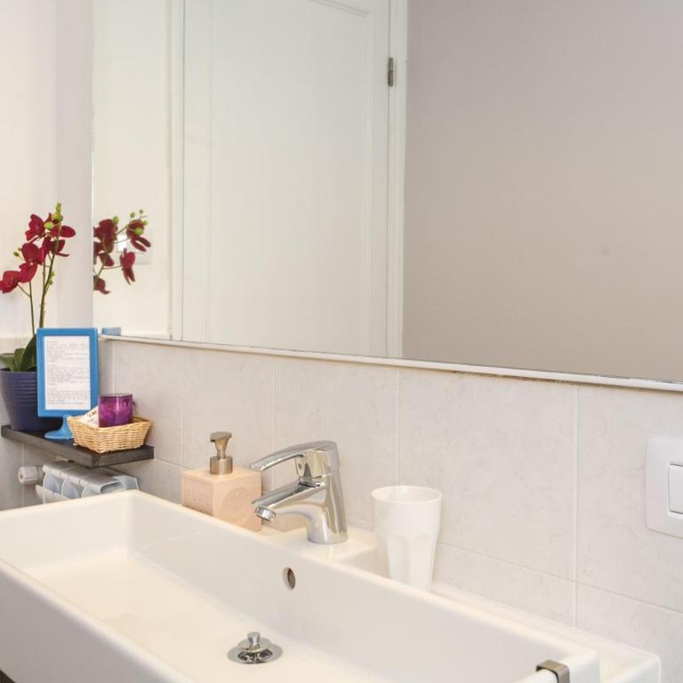 Girovagando B&B - Camera Matrimoniale/Doppia con Letti Singoli con Bagno Privato Esterno - 9