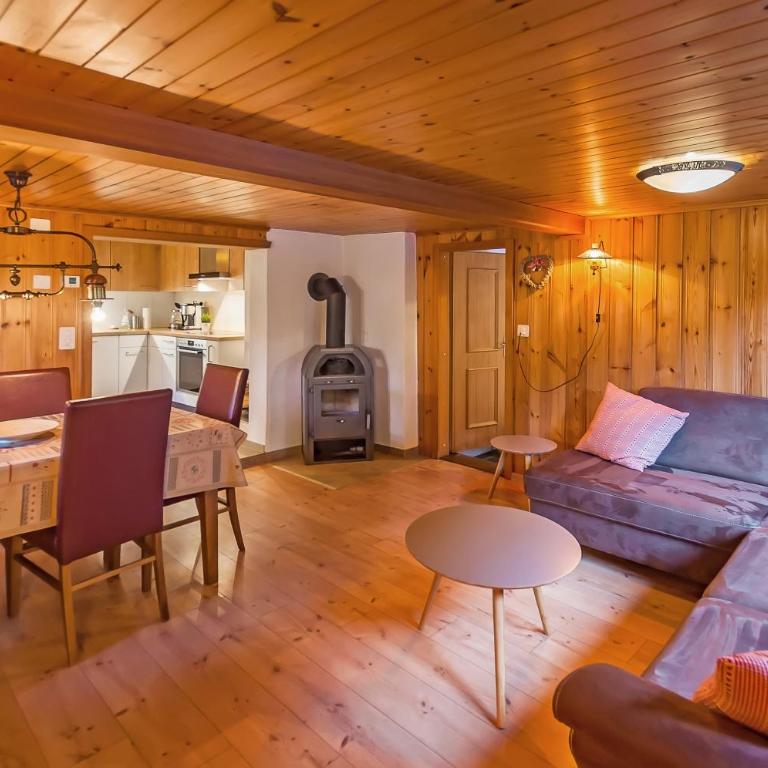 Charming Little Chalet for 6 People & Free Ski Lockers - Chalet - 2