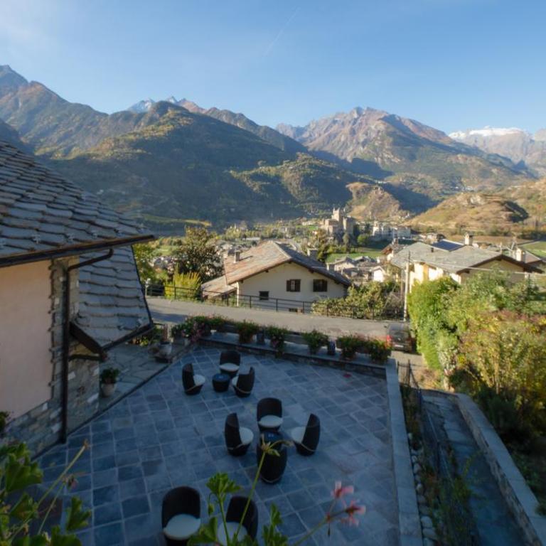 Hotel Lo Fleyé - Camera Matrimoniale con Vista Castello - 4