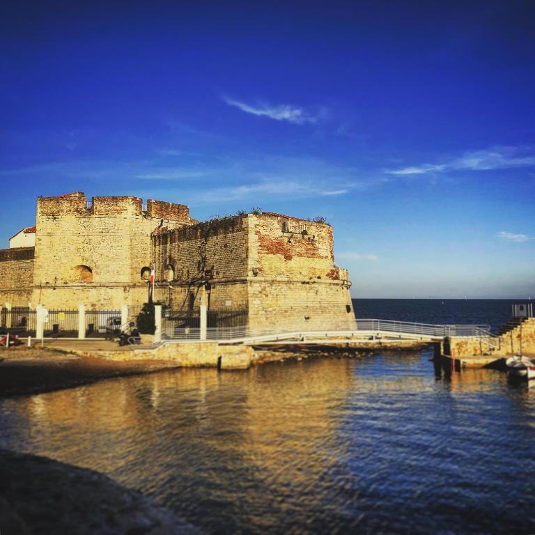 ToulonHost - Le Litardi - Superbe T2 - 2 pas des plages - Clim - Fibre - Chambre Double Deluxe - 23