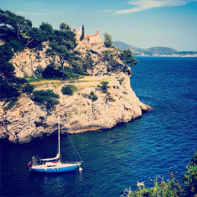 ToulonHost - Le Litardi - Superbe T2 - 2 pas des plages - Clim - Fibre - Chambre Double Deluxe - 25